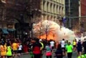 Esplodono due bombe all'arrivo della maratona 4 morti, 140 feriti. Continui aggiornamenti