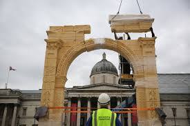 Londra: una fotocopia dell'arco di Palmira a Trafalgar Square