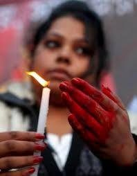 Morta la studentessa indiana violentata dal branco su un autobus