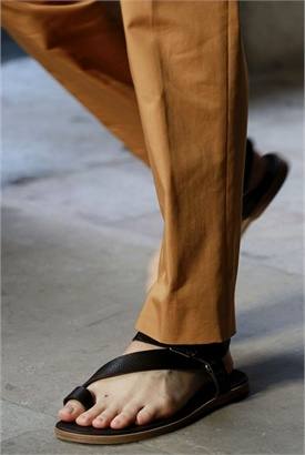 L'orrenda moda dei sandali associati con il doppiopetto