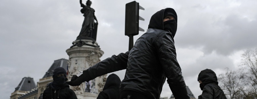 Anarchici e antagonisti violano la memoria delle vittime di Parigi
