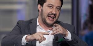 Azzurra confusione, Salvini goleador Berlusconi centravanti e capitano, anzi no. La Ue ci fa assumere tutti gli insegnanti precari