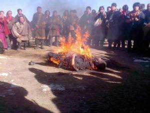 I monaci tibetani si danno fuoco nell'indifferenza del resto del mondo che fa affari con la Cina