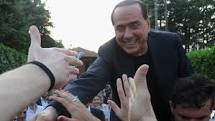 Berlusconi dà il via alla campagna d'estate con striscioni aerotrasportati