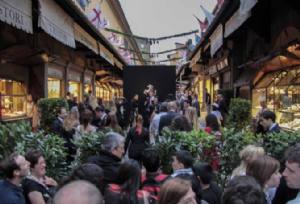 Venghino Signori Venghino! Abbiamo il Ponte Vecchio in affittooo... e se non basta, a prezzo stracciato, anche gli Uffizi. Venghino Signori Venghino...