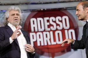 Vespa punge grillo e lo disinnesca 