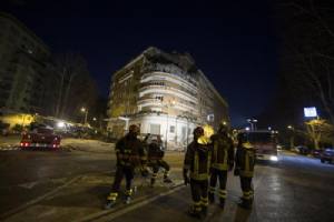 Crollano tre piani di un palazzo a Roma, la prontezza di un'inquilina ha evitato la tragedia