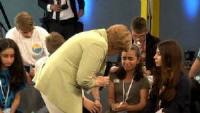 La disponibile Angela Merkel riesce a far pianger una ragazzina rifugiata: “Non potete venire tutti”