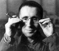 Bertolt Brecht, il più influente drammaturgo, poeta e regista teatrale tedesco