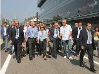 La scorta della Fornero mostra le pistole per entrare alla griglia di partenza del Gp di Monza