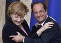 Hollande bacchetta la Merkel: Più impegno contro l'Isis