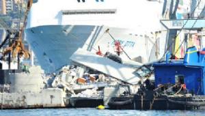 Genova, nave mercantile si schianta in porto. Aggiornamenti continui