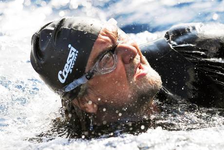 IL COMICO E' ARRIVATO. La politica ormai stremata da scandali e mancanza di idee ricorre al nuoto